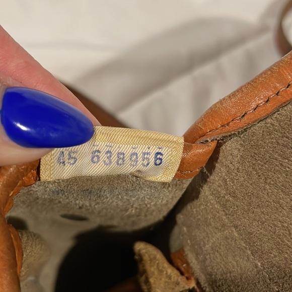 Vintage Dooney & Bourke Taupe All Weather Leather Crossbody - Picture 8 of 16